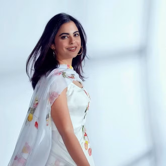 Isha Ambani (sinh năm 1991) là con gái của tỷ phú số 1 châu Á Mukesh Ambani. Isha thuộc thế hệ thứ 3 của đế chế kinh doanh nhà Ambani, một trong 10 gia tộc giàu nhất thế giới năm 2019.