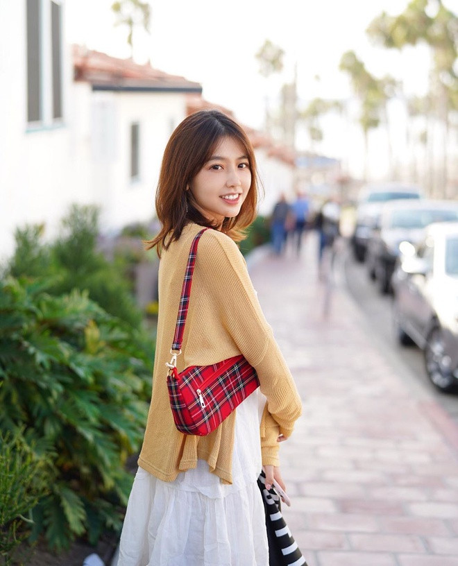 Sau khi sở hữu tấm bằng loại ưu tại Cao đẳng Babson (Mỹ), 9X còn theo học thạc sĩ chuyên ngành Tài chính tại Đại học Columbia (Mỹ). Vì vậy, Cindy từng được nhiều dân mạng Trung Quốc khen ngợi là hot girl "tài sắc vẹn toàn".