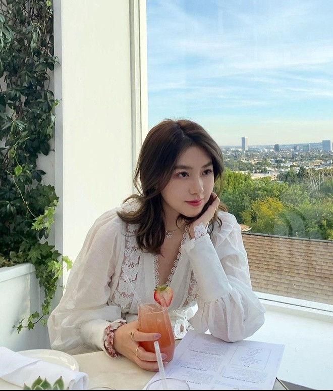 Con gái tỷ phú họ Hoàng sở hữu khả năng tiếng Anh trôi chảy nhờ theo học trường chuyên thực nghiệm từ cấp 2.