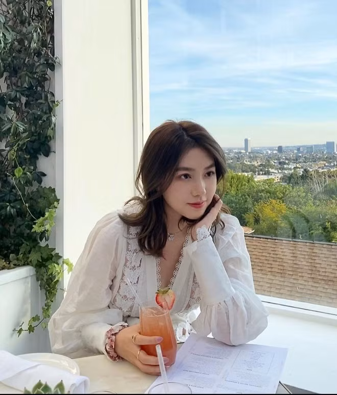 Con gái tỷ phú họ Hoàng sở hữu khả năng tiếng Anh trôi chảy nhờ theo học trường chuyên thực nghiệm từ cấp 2.
