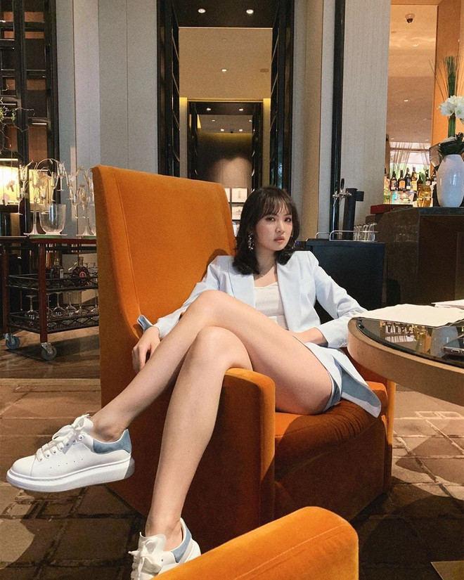 Tốt nghiệp trường đại học danh giá thế giới, Annabel khiến nhiều người tò mò lựa chọn việc làm. 9X từng chia sẻ muốn hoạt động trong ngành công nghệ nhưng thiên về kinh doanh. Ngoài thành tích học tập nổi bật, cô gái sinh năm 1997 còn giỏi ballet, chơi guitar và nhiều môn thể thao.