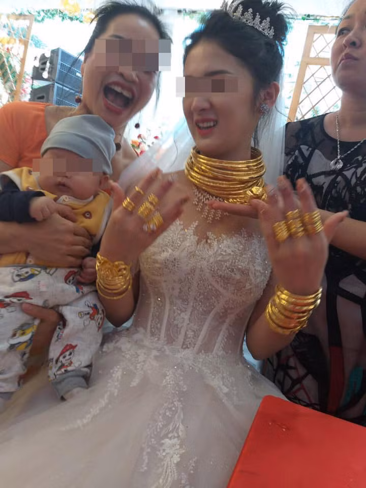 Nhiều người cũng hài hước cho rằng hình ảnh của cô dâu trông thật sự khó khăn khi phải mang những "gánh nặng" này trên người.