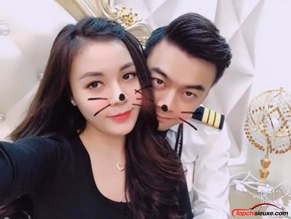 Trước đây, nữ giảng viên nổi tiếng từng đính hôn với cơ phó Hà Duy. Sau khi huỷ hôn cô nàng đã tổ chức lễ dạm ngõ với hot boy trường Sân khấu Điện ảnh Nguyễn Trọng Hưng.