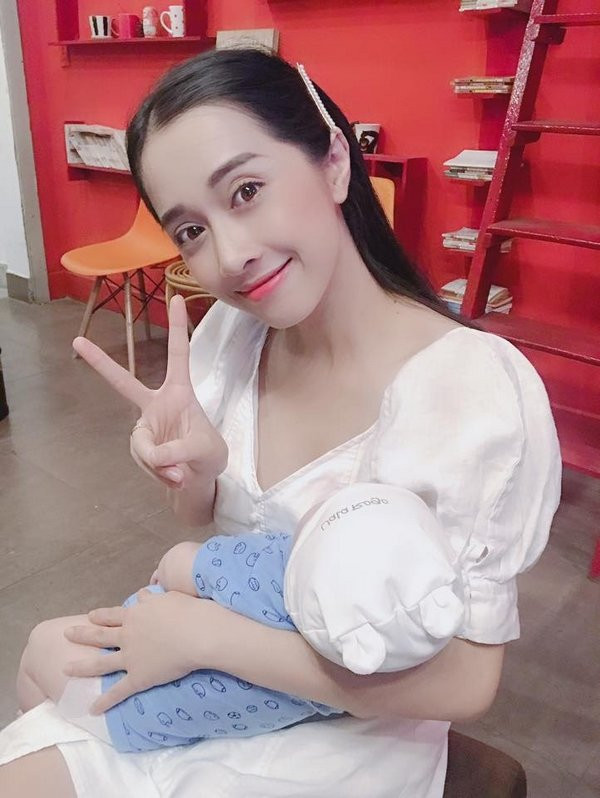 Em gái Nhã Phương tên Phương Anh cũng sở hữu nhan sắc cực xinh với đôi mắt to tròn, khuôn miệng tươi tắn và sống mũi thẳng cao.