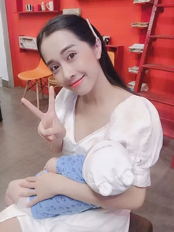 Em gái Nhã Phương tên Phương Anh cũng sở hữu nhan sắc cực xinh với đôi mắt to tròn, khuôn miệng tươi tắn và sống mũi thẳng cao.