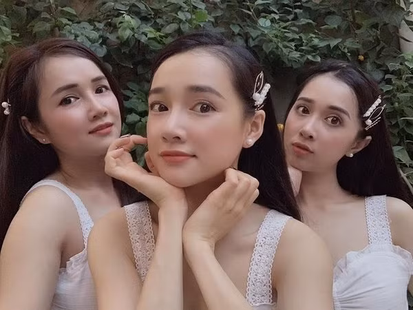 Chị gái Nhã Phương (phía bên trái) tên là Bích Trâm, được nhiều người đánh giá là giống y hệt cô em nổi tiếng, nếu không nhìn kỹ có thể bị nhầm lẫn.