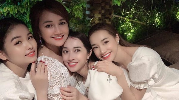 Bên cạnh ba cô gái xinh đẹp và cực kỳ giống nha, gia đình Nhã Phương còn có một cô em dâu cũng xinh xắn và có ngoại hình thu hút.