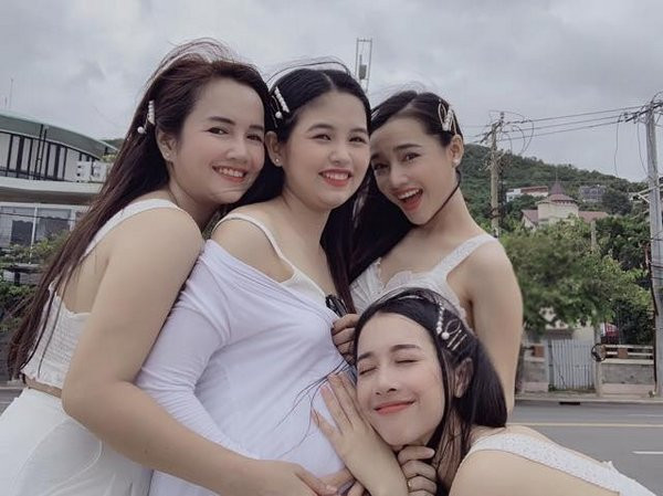 Chị em gái nhà Nhã Phương có mối quan hệ đặc biệt thân thiết, 4 mỹ nhân thường hẹn hò đi ăn, đi chơi và mặc đồ ton-sur-ton.