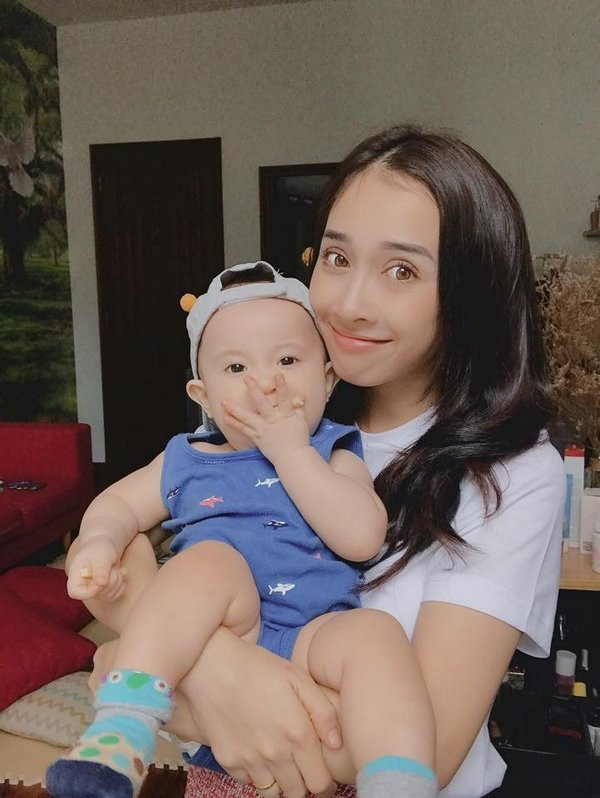 Dù đã là mẹ một con nhưng Phương Anh vẫn xinh đẹp, vóc dáng thon gọn như thiếu nữ.