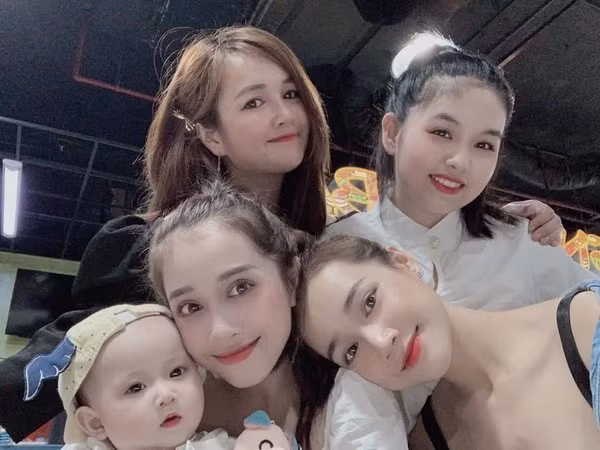 Dù cả 4 đều đã làm mẹ nhưng đều có nhan sắc không đùa được đâu. Đúng là những nhan sắc "người 9 người 10" khiến ai nấy đều phải ghen tỵ vì gia đình gì mà toàn người đẹp.