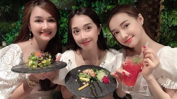 Gia đình vợ diễn viên Trường Giang có 3 cô con gái thì cả 3 đều sở hữu nhan sắc nổi trội. Chị và em gái Nhã Phương được đánh giá là xinh đẹp không kém gì diễn viên nổi tiếng.