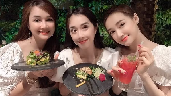 Gia đình vợ diễn viên Trường Giang có 3 cô con gái thì cả 3 đều sở hữu nhan sắc nổi trội. Chị và em gái Nhã Phương được đánh giá là xinh đẹp không kém gì diễn viên nổi tiếng.