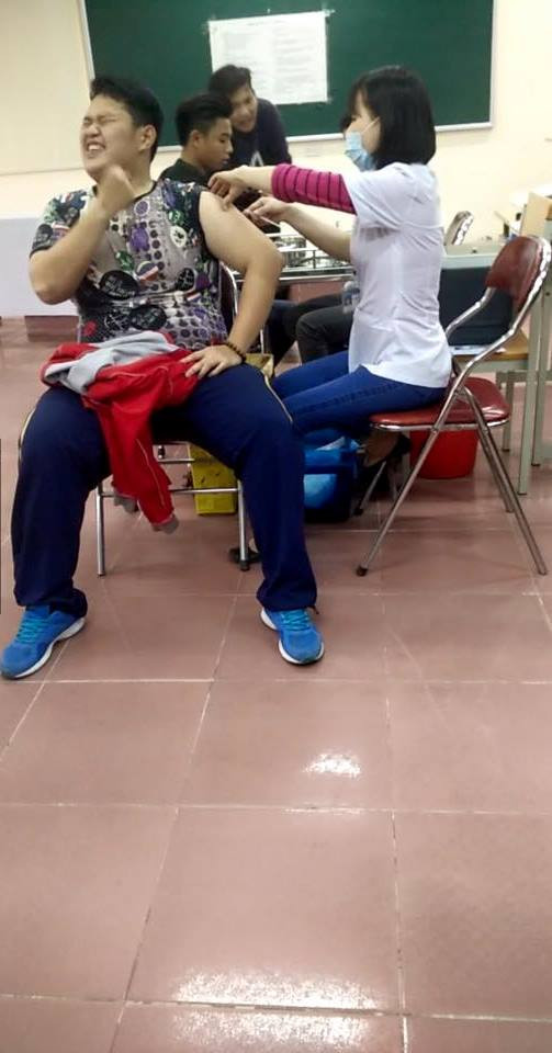 Biểu cảm hài hước của một nam thanh niên khi bị tiêm khiến dân mạng không nhịn nổi cười.