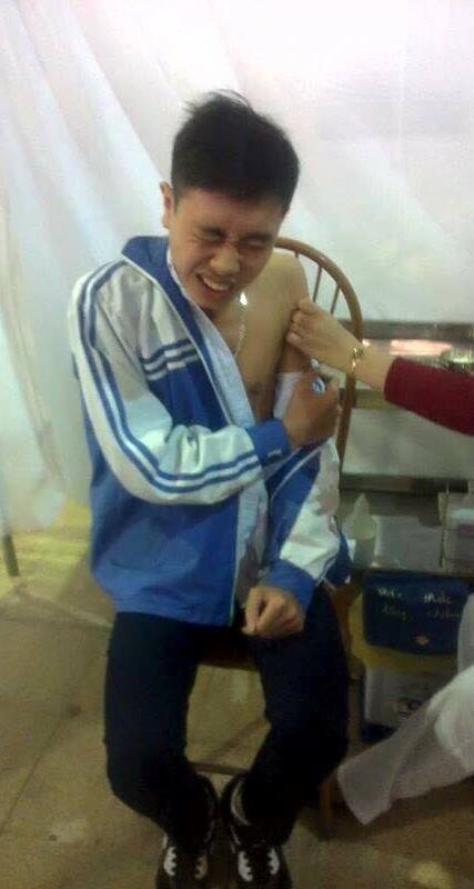 "Mình nhìn thấy kim tiêm cũng nổi da gà. Nó liên quan đến cảm giác sợ hãi khi còn nhỏ thôi chứ cũng không đau cho lắm", "Béo, mỗi lần truyền nước rất khó lấy ven, y tá cứ chọc đi chọc lại mũi kim vào tay mình, sợ muốn ngất xỉu luôn chứ nói gì đến chuyện khóc" - Dân mạng chia sẻ "kỷ niệm" với kim tiêm.