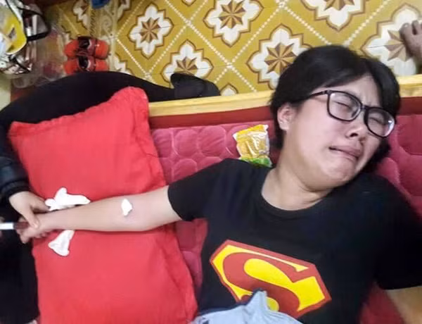 Không hiểu bằng năng lực gì mà chiếc kim tiêm nhỏ xíu nhưng nhọn hoắt lại gây ám ảnh như vậy cho rất nhiều người. Chẳng cần nhìn, chỉ cần nghe thấy âm thanh bác sĩ bóc ni-lon bên ngoài chiếc xi-lanh thôi là khối người đã đổ mồ hôi hột.