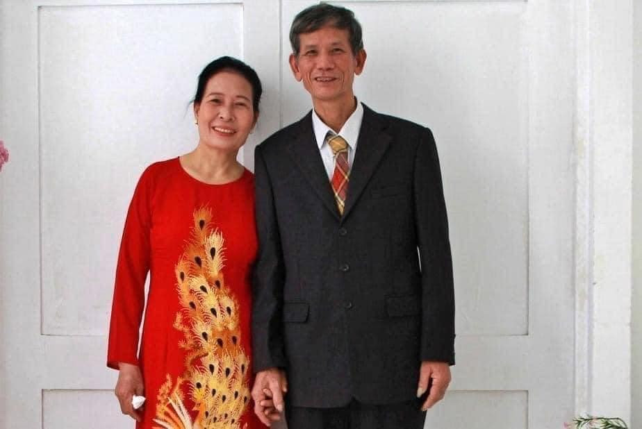 Năm 1983, ông Thành bà Năm hạnh phúc chào đón con gái đầu lòng. Liên tiếp sau đó, vợ chồng ông vừa vui, vừa lo lắng khi sinh thêm 3 cô con gái. Khi sinh cô gái út, bà năm đã 38 tuổi