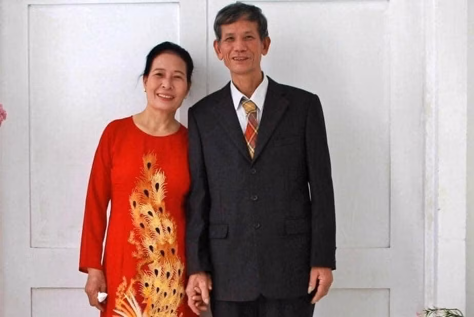 Năm 1983, ông Thành bà Năm hạnh phúc chào đón con gái đầu lòng. Liên tiếp sau đó, vợ chồng ông vừa vui, vừa lo lắng khi sinh thêm 3 cô con gái. Khi sinh cô gái út, bà năm đã 38 tuổi