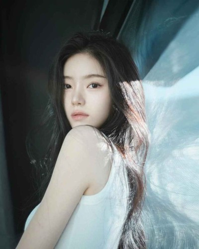 Mô tả về bản thân, hot girl cho biết cô là người hoạt bát, sôi nổi, sống tích cực. Ấy vậy nhưng ngoài thời gian dành cho công việc, cô chỉ thích ở nhà.