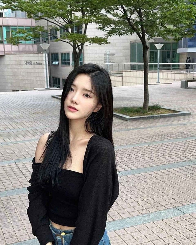 Người đẹp Hàn Quốc không chỉ gây ấn tượng bởi khả năng ngôn ngữ với việc thành thạo 4 thứ tiếng mà còn bởi vẻ ngoài rạng rỡ và phong cách thời trang tinh tế.