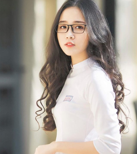 Hot girl khai giảng Thảo Huyền được CĐM khen ngợi sở hữu nhan sắc Việt truyền thống khi diện áo dài trắng và thả xoã mái tóc đen dài óng.