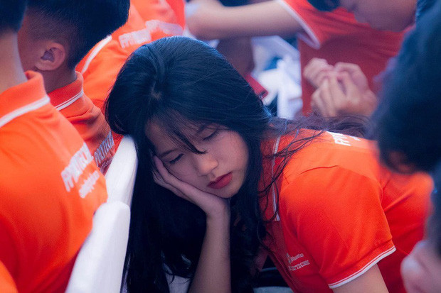 Khoảnh khắc Ánh gục mặt, tựa đầu vào hàng ghế trước ngủ gật được một nhiếp ảnh chụp được trong ngày khai giảng.