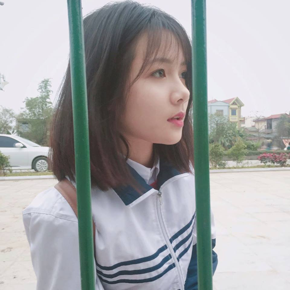 Hình ảnh Thu Giang thả tóc xõa, cười tươi tắn khiến nhiều người "cảm nắng". Nickname M.H bình luận: "Đây chuẩn là cô gái năm ấy chúng ta cùng theo đuổi rồi. Nhìn bạn này xinh kiểu thanh thuần ấy".