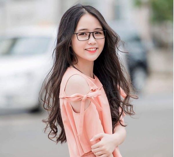 Thảo Huyền sở hữu làn da trắng với đôi mắt sáng, các đường nét khuôn mặt hài hòa và nụ cười duyên dáng.