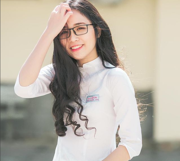 Thảo Huyền (THPT Nguyễn Du, TPHCM) thu hút được lượng lớn người theo dõi trên MXH nhờ bức ảnh cô nàng chụp trong ngày khai giảng.