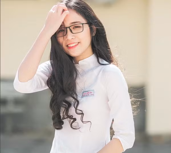 Thảo Huyền (THPT Nguyễn Du, TPHCM) thu hút được lượng lớn người theo dõi trên MXH nhờ bức ảnh cô nàng chụp trong ngày khai giảng.