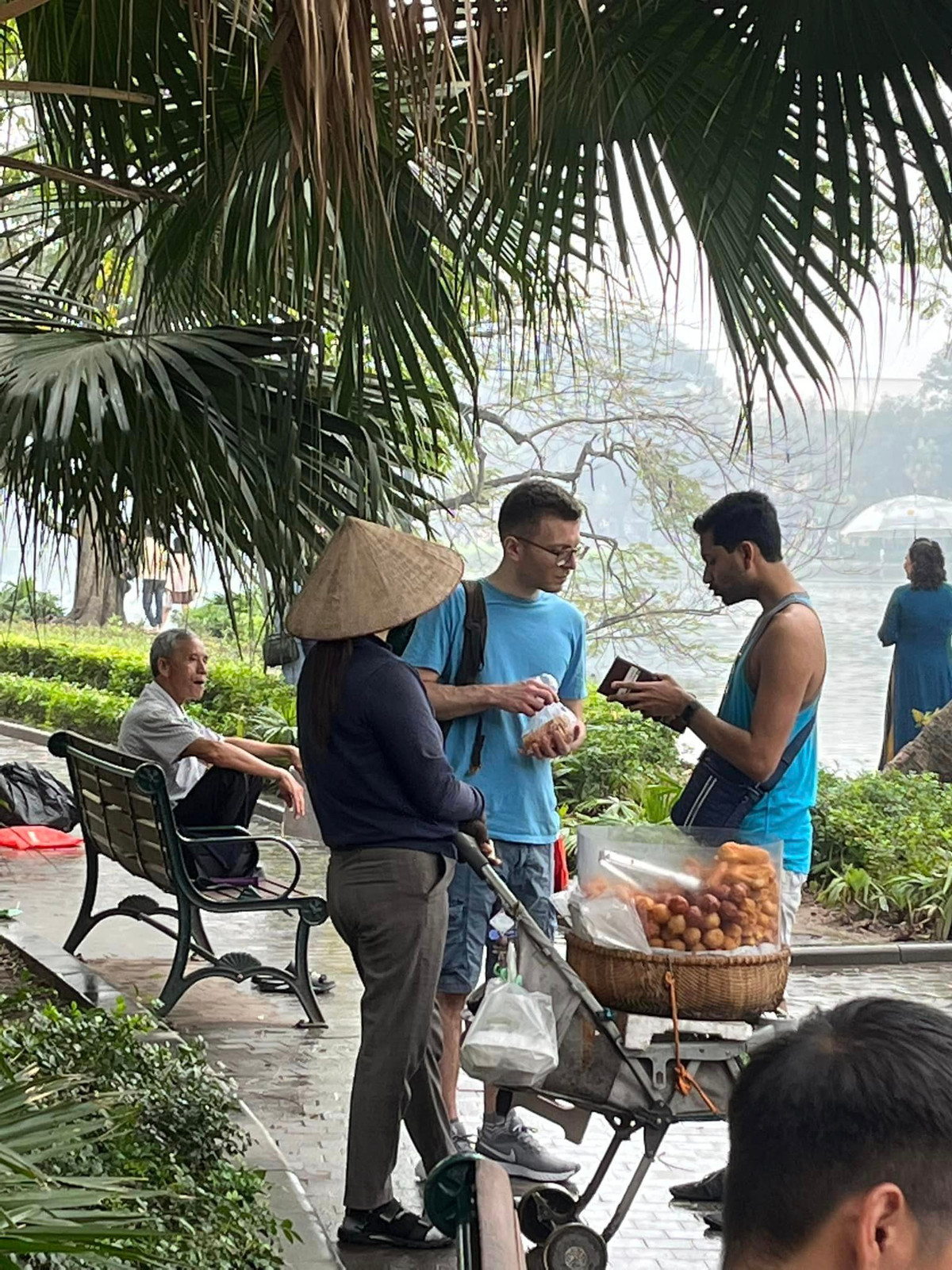 Trên thực tế, những chiếc bánh rán tròn nhỏ như vậy chỉ có giá khoảng 2000-3000 đồng mà thôi.