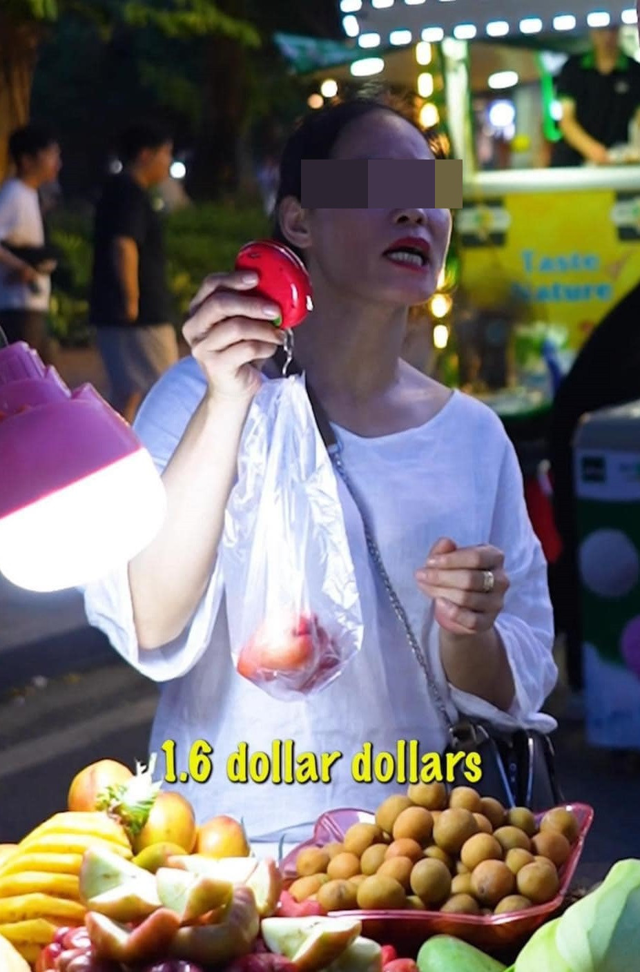 "Mất hết hình ảnh của thủ đô", "bao nhiêu vụ rồi chưa rút ra bài học à, phải mạnh tay hơn nữa", "vì tiền mà làm thế này rồi sau ai muốn đến Việt Nam du lịch nữa", "tôi xin được xin lỗi anh bạn nhé, thân mời anh bạn bữa bia với 1 thùng hoa quả" - người Việt bày tỏ cảm xúc dưới phần bình luận video được du khách đăng tải.