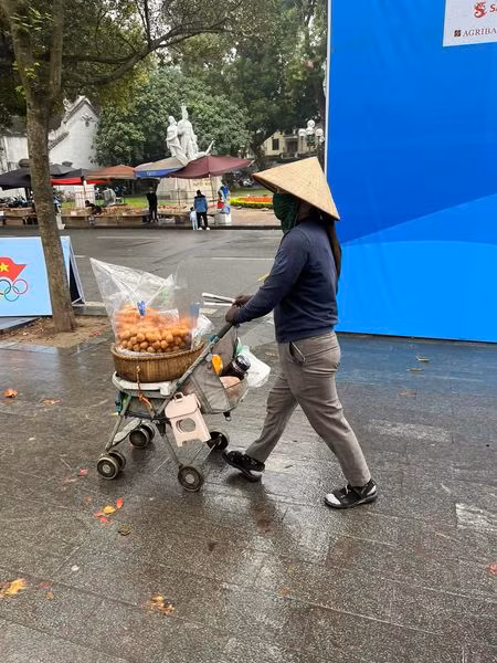 Trước đó, vào tháng 4, MXH cũng phẫn nộ trước bài đăng “tố” người phụ nữ bán cho du khách nước ngoài với giá 50.000đ/3 chiếc bánh rán.