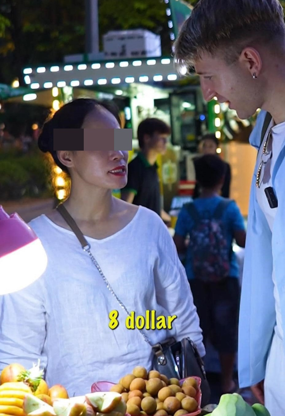 Du khách này chỉ mua 2 quả thì được người bán lấy giá 40.000đ. Biết mua giá đắt, du khách đã mặc cả xuống còn 30.000đ và được người bán đồng ý.