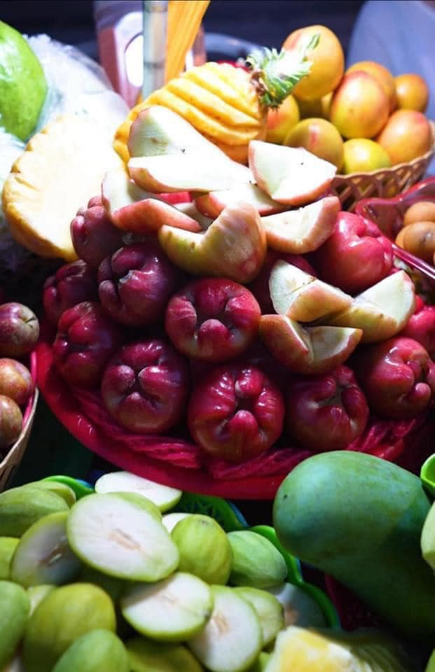 Ngay lập tức, hành động của người phụ nữ khiến nhiều người không khỏi phẫn nộ. Netizen cho rằng dù cho là giá 30.000 cho 2 quả roi thì cũng quá đắt. Giá thị trường hiện tại của loại roi đỏ này dao động khoảng 30.000 - 65.000/kg, tức là vói 30.000 đã có thể mua được cả kg roi.