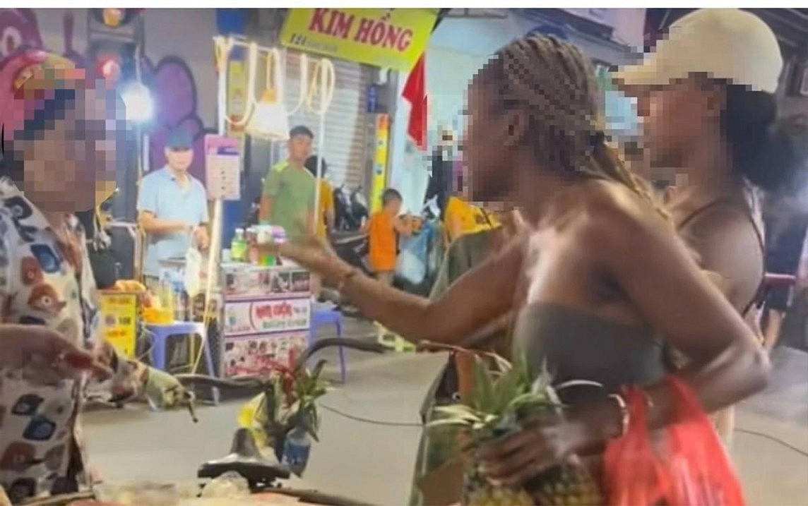 Theo đó, 2 cô gái là khách du lịch này ghé 1 hàng rong để mua dứa. Tuy nhiên khi đưa tờ 500.000 đồng cho người bán hàng, người phụ nữ này có ý định không trả lại tiền thừa.