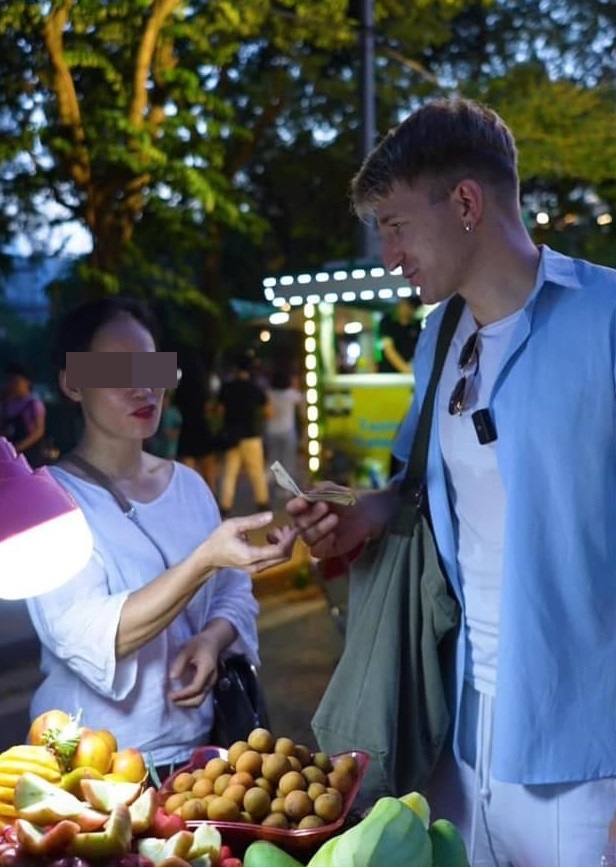 Trong thời đại MXH phát triển mạnh mẽ như hiện nay, những hình ảnh chặt chém khách du lịch xấu xí như vậy rất dễ bị lan truyền một cách nhanh chóng. Du khách nước ngoài vì vậy sẽ dễ có cách nhìn sai lệch về nền du lịch nước nhà chỉ vì "con sâu làm rầu nồi canh".