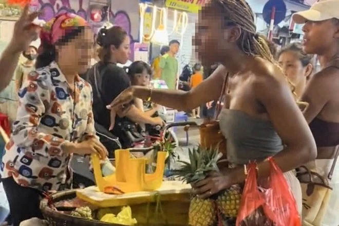 Hay sự việc 2 vị khách Tây bị người bán hàng rong ép mua 3 quả dứa với giá 500.000 cũng từng khiến nhiều người phẫn nộ.