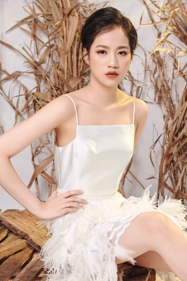 Tuy mới chỉ 14 tuổi, nhưng Hà Phương sở hữu chiều cao ấn tượng là 1,75m và có khát khao trở thành người mẫu.