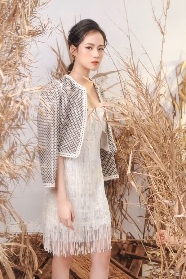 Để giúp con gái vượt qua mặc cảm về bản thân, mẹ và chị ruột đã đưa Hà Phương đến gặp siêu mẫu Hạ Vy và tham gia khóa học làm mẫu. Dần dần, sự giúp đỡ của cô giáo Hạ Vy đã khiến Hà Phương tự tin và cởi mở hơn.