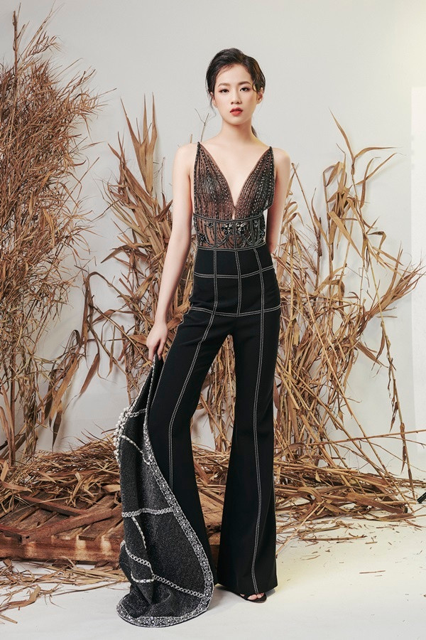 Ngoài đời, mẫu nữ xinh đẹp có thói quen thường mặc áo dài để che đi cánh tay khiếm khuyết.