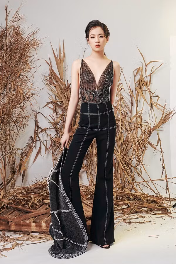 Ngoài đời, mẫu nữ xinh đẹp có thói quen thường mặc áo dài để che đi cánh tay khiếm khuyết.