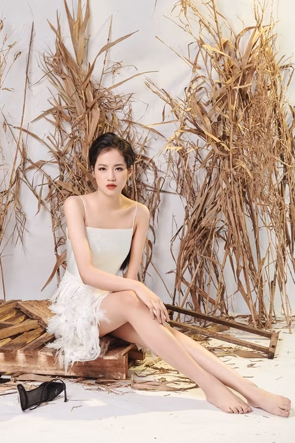 Thực chất, Hà Phương bị khiếm khuyết ở tay bẩm sinh do mẹ cô bị cúm rubella trong lúc mang bầu. Mẹ cô cho biết dù làm nhiều xét nghiệm, siêu âm vẫn không phát hiện ra con gái bị thiếu mất bàn tay trái. "Chỉ khi sinh, cả gia đình mới bàng hoàng", mẹ Hà Phương kể.