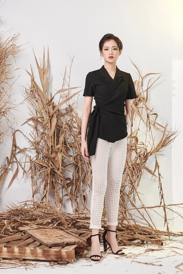 Sau 8 tháng đào tạo, cô bé gần như lột xác khi có thể tạo dáng chuyên nghiệp, thể hiện thần thái tốt trước ống kính.