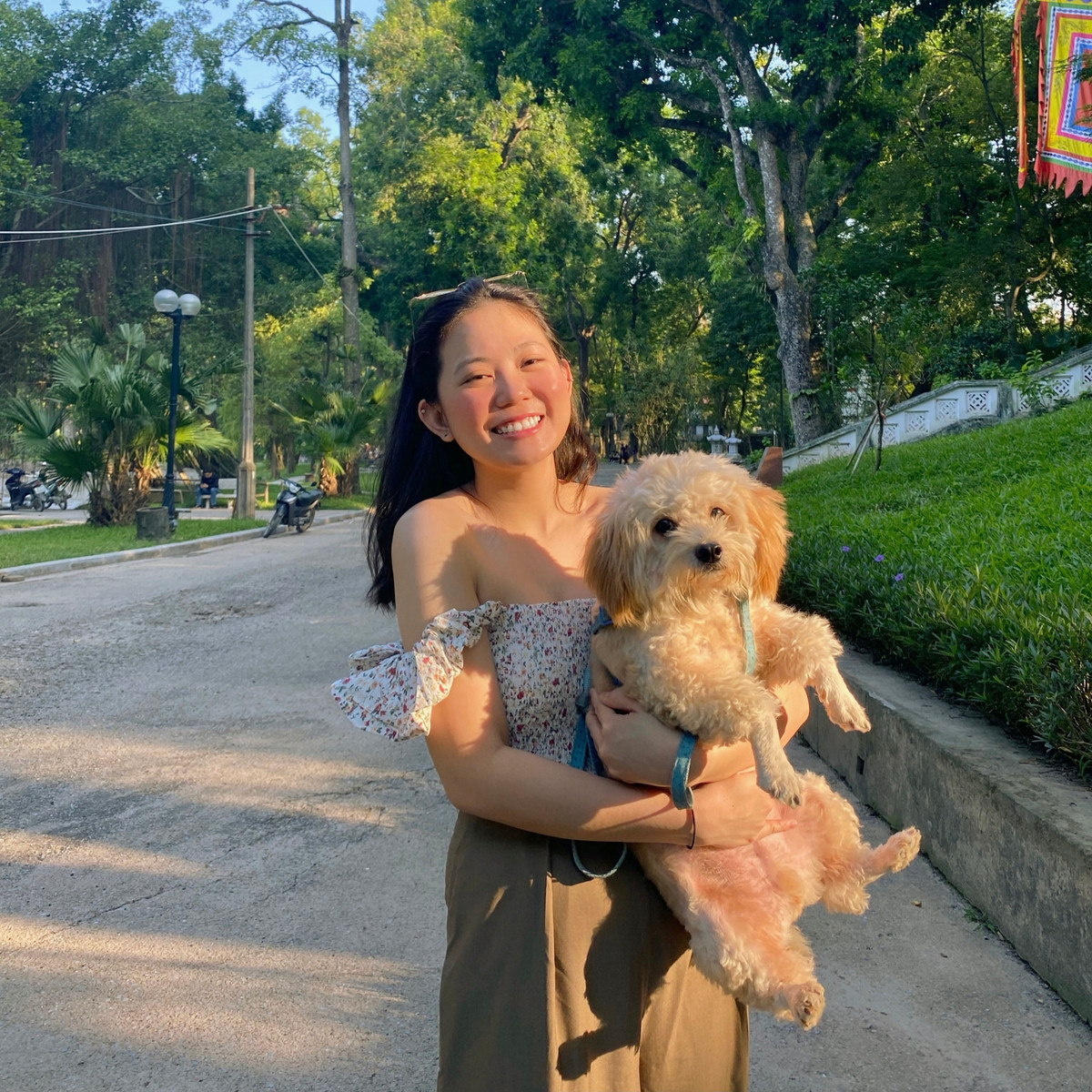 Dành toàn thời gian cho công việc chính nhưng Mạch Khanh còn là một YouTuber với những video chia sẻ về cuộc sống, những trải nghiệm với máy bay và khám phá các nước khác.