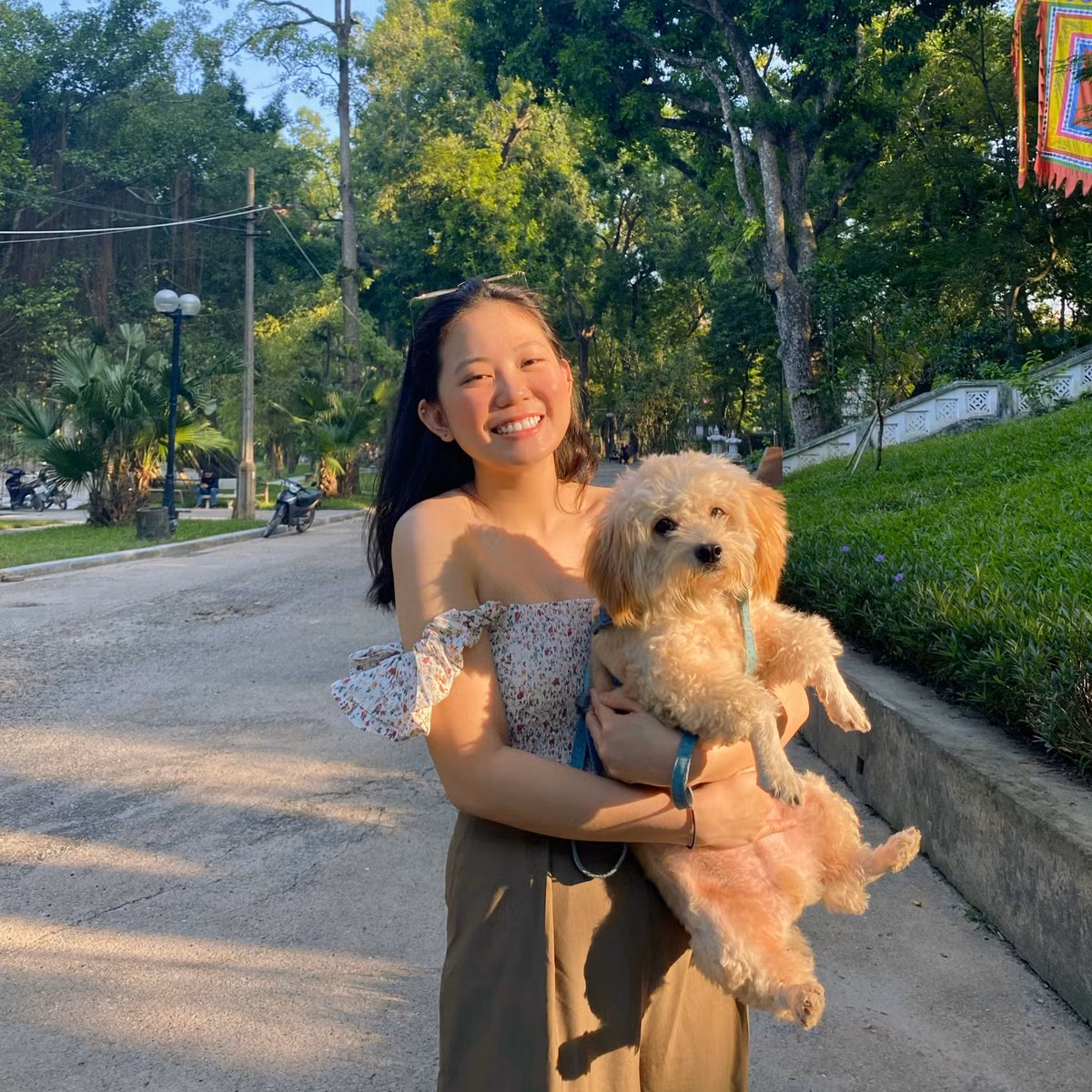 Dành toàn thời gian cho công việc chính nhưng Mạch Khanh còn là một YouTuber với những video chia sẻ về cuộc sống, những trải nghiệm với máy bay và khám phá các nước khác.