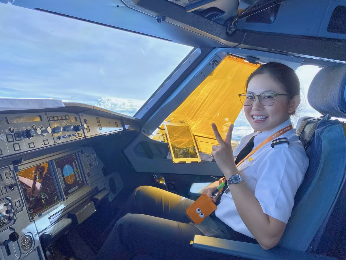 Nữ phi công được nói đến là Mạch Thị Thùy Khanh (SN 1996, ở TP HCM ). Cô nàng gây bất ngờ hơn nữa là dù còn rất trẻ nhưng đã là cơ phó của hãng hàng không Pacific Airlines, thành viên của Vietnam Airlines.
