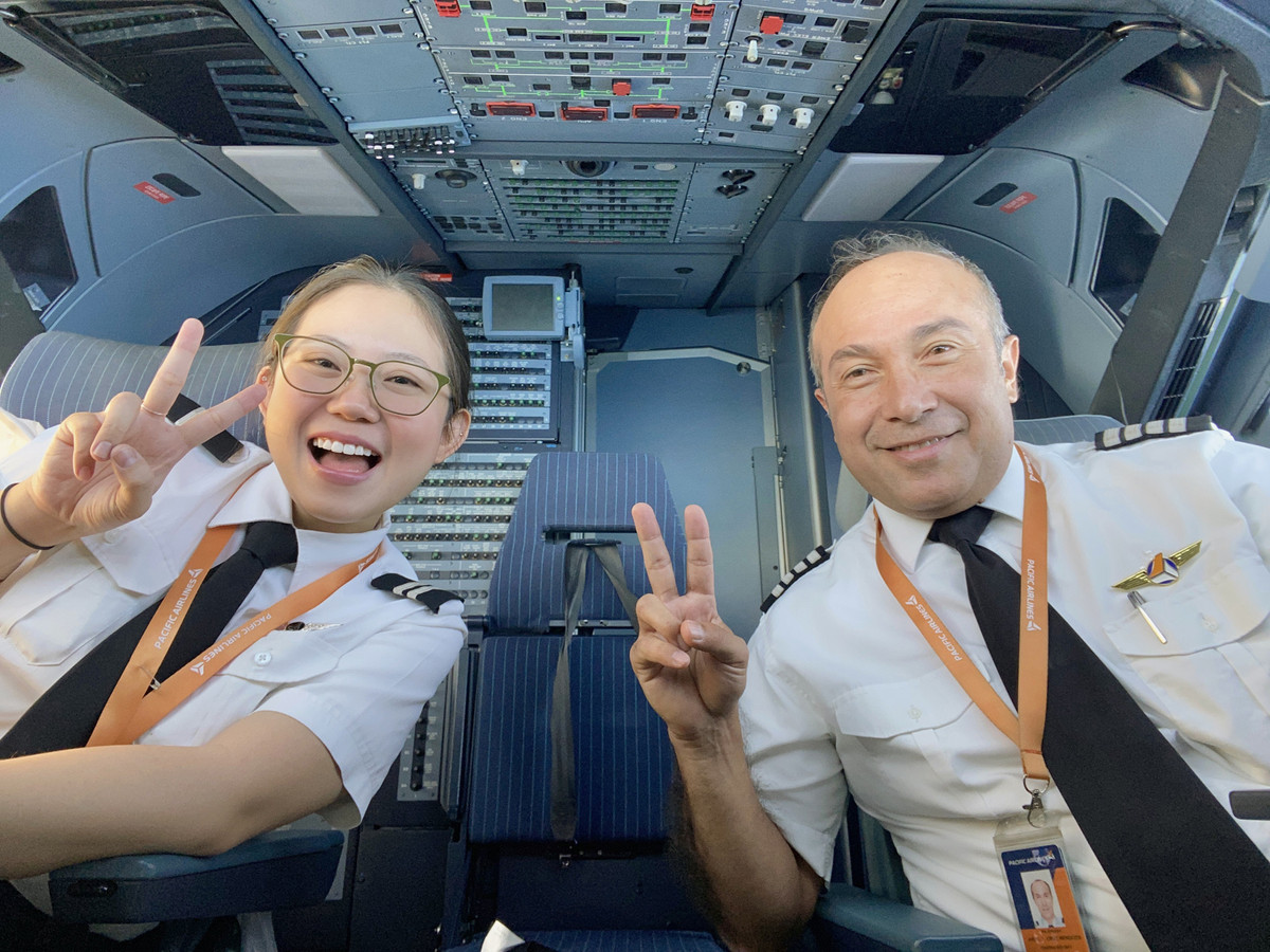 Tìm về cô nàng, nhiều người đều phải bất ngờ khi mạch Khanh vốn là sinh viên Trường Đại học Kiến trúc TP.HCM, nhưng khi ra trường, Khanh quyết định rẽ hướng sang ngành phi công.