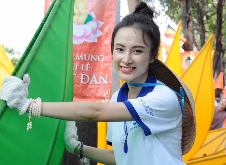 Hay, “nữ hoàng thị phi” Angela Phương Trinh từng khiến người đời ngán ngẩm với loạt ồn ào: khoe da thịt quá đà, bỏ học sớm, phẫu thuật thẩm mỹ, yêu đại gia hơn 20 tuổi, vi phạm luật giao thông, bị cấm diễn vì mặc hở hang…, đến nay cũng “nền tính” hơn.