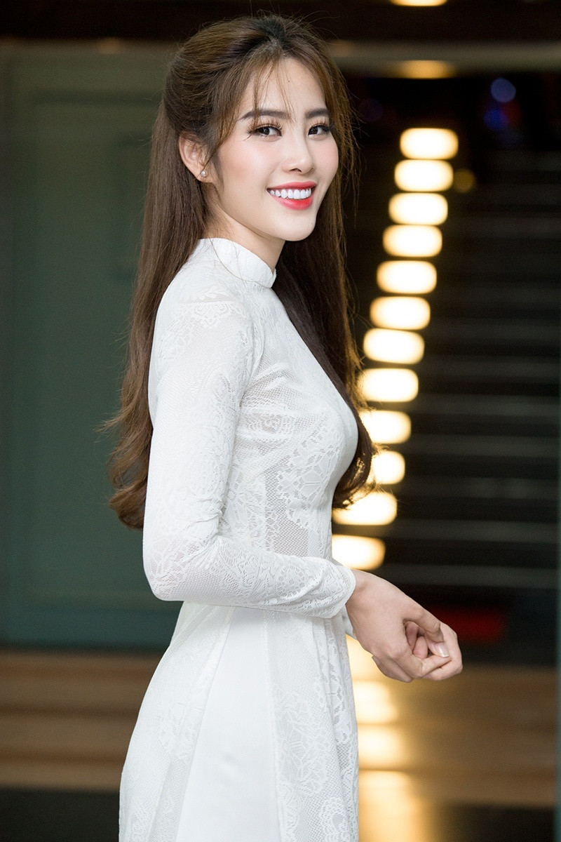 Ở một bối cảnh khác, có không ít nghệ sĩ vẫn cứ mãi loay hoay, ngụp lặn trong chuỗi ồn ào đời tư chưa hồi kết. Nam Em, một trong số người đẹp để lại nhiều tiếc nuối khi scandal làm mất điểm trước công chúng. Từ ồn ào tình cảm với Trường Giang vào năm 2018, đến chuyện tình tay 3 với VJ Quốc Bảo hồi đầu năm 2020… đến nay, người ta dần quên đi phong thái tự tin của Top 8 Hoa hậu Trái đất 2016, hay một Hoa khôi Đồng bằng sông Cửu Long xinh đẹp. Thay vào đó là một “Hoa hậu thị phi” với loạt phát ngôn và hành động khó hiểu.