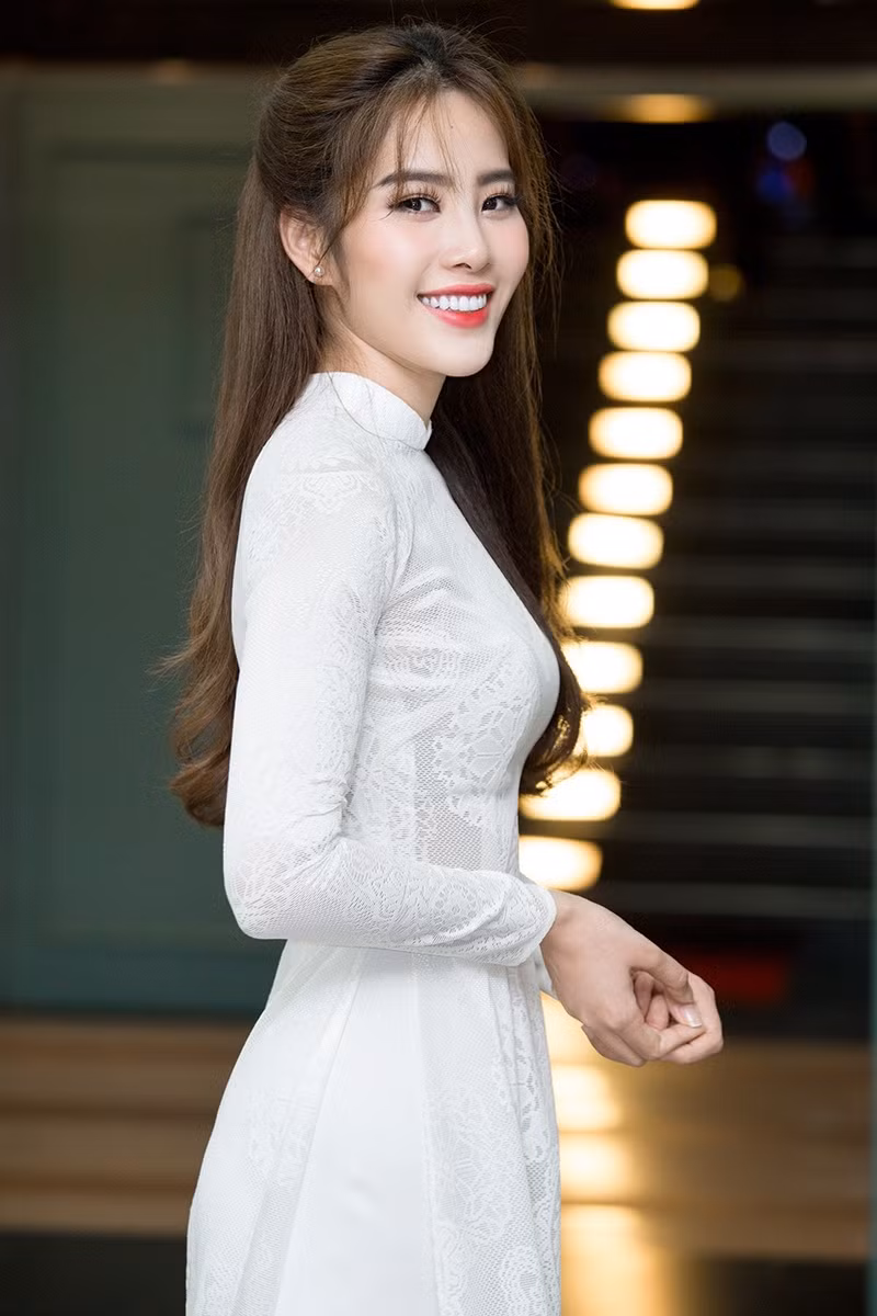 Ở một bối cảnh khác, có không ít nghệ sĩ vẫn cứ mãi loay hoay, ngụp lặn trong chuỗi ồn ào đời tư chưa hồi kết. Nam Em, một trong số người đẹp để lại nhiều tiếc nuối khi scandal làm mất điểm trước công chúng. Từ ồn ào tình cảm với Trường Giang vào năm 2018, đến chuyện tình tay 3 với VJ Quốc Bảo hồi đầu năm 2020… đến nay, người ta dần quên đi phong thái tự tin của Top 8 Hoa hậu Trái đất 2016, hay một Hoa khôi Đồng bằng sông Cửu Long xinh đẹp. Thay vào đó là một “Hoa hậu thị phi” với loạt phát ngôn và hành động khó hiểu.